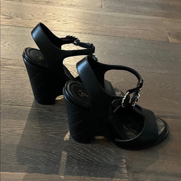 CHANEL Black Heels with Gold Accents - Picture 4 of 7